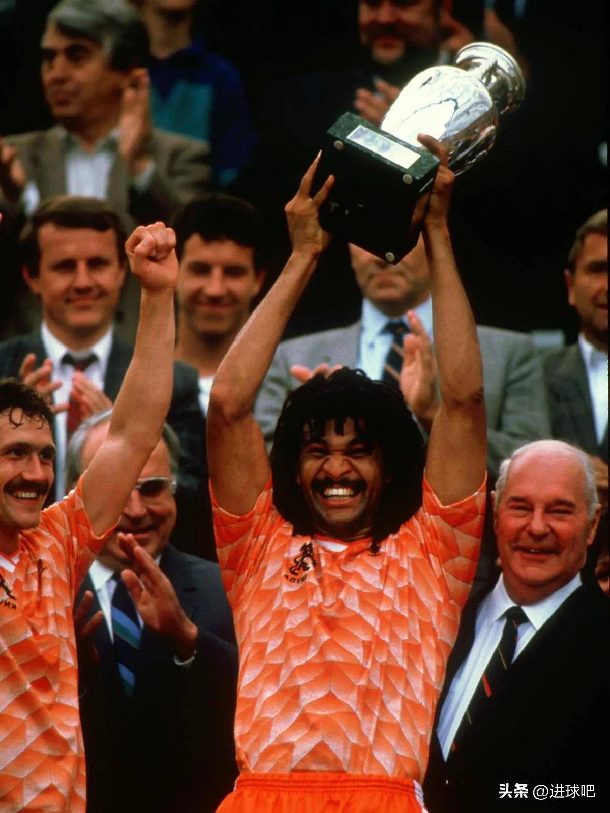 荷兰队备战欧洲联赛,力争进军决赛 荷兰队备战欧洲联赛,力争进军决赛