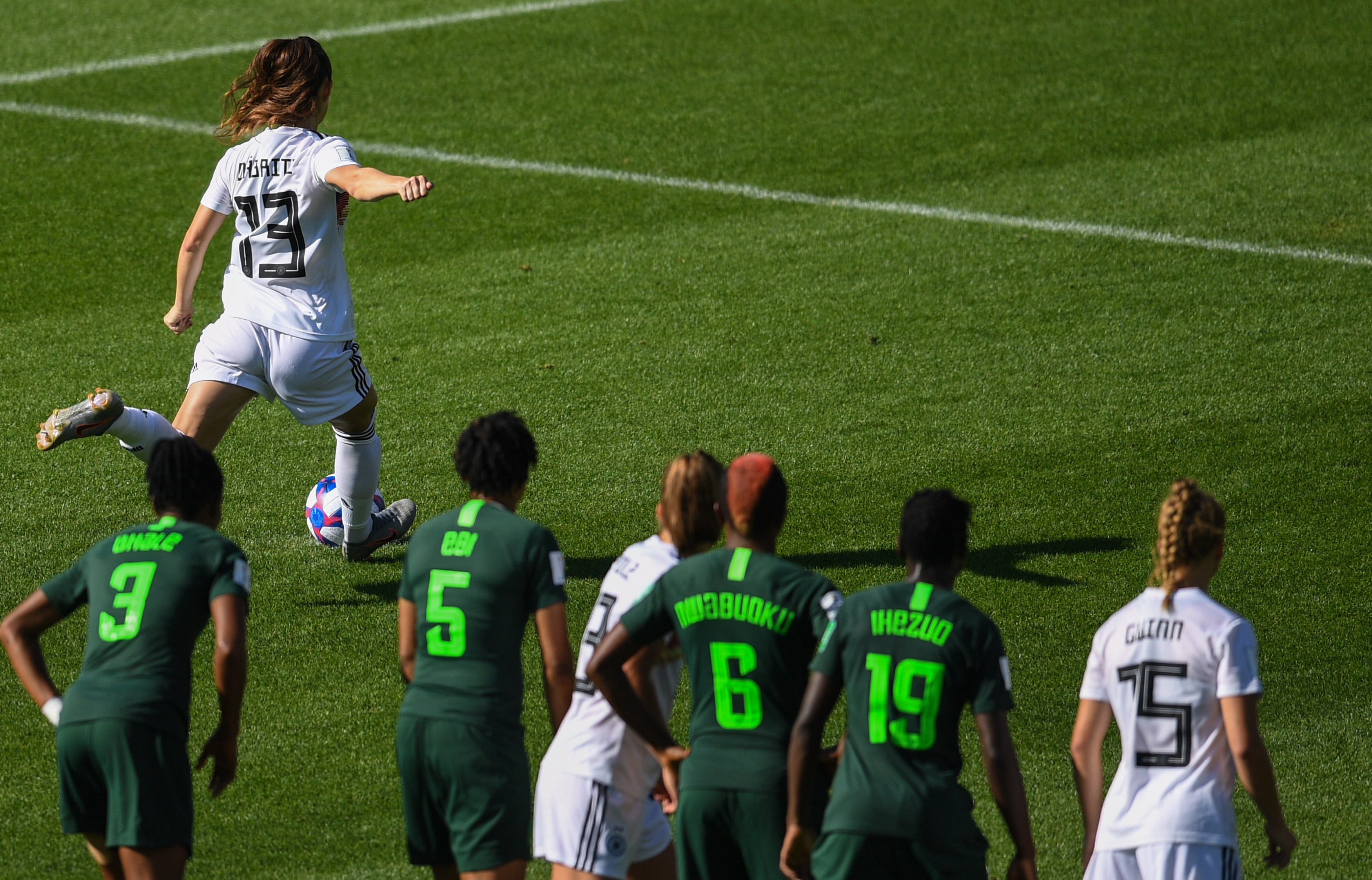 尼日利亚球员在洲际比赛中攻入关键球 尼日利亚球员在洲际比赛中攻入关键球