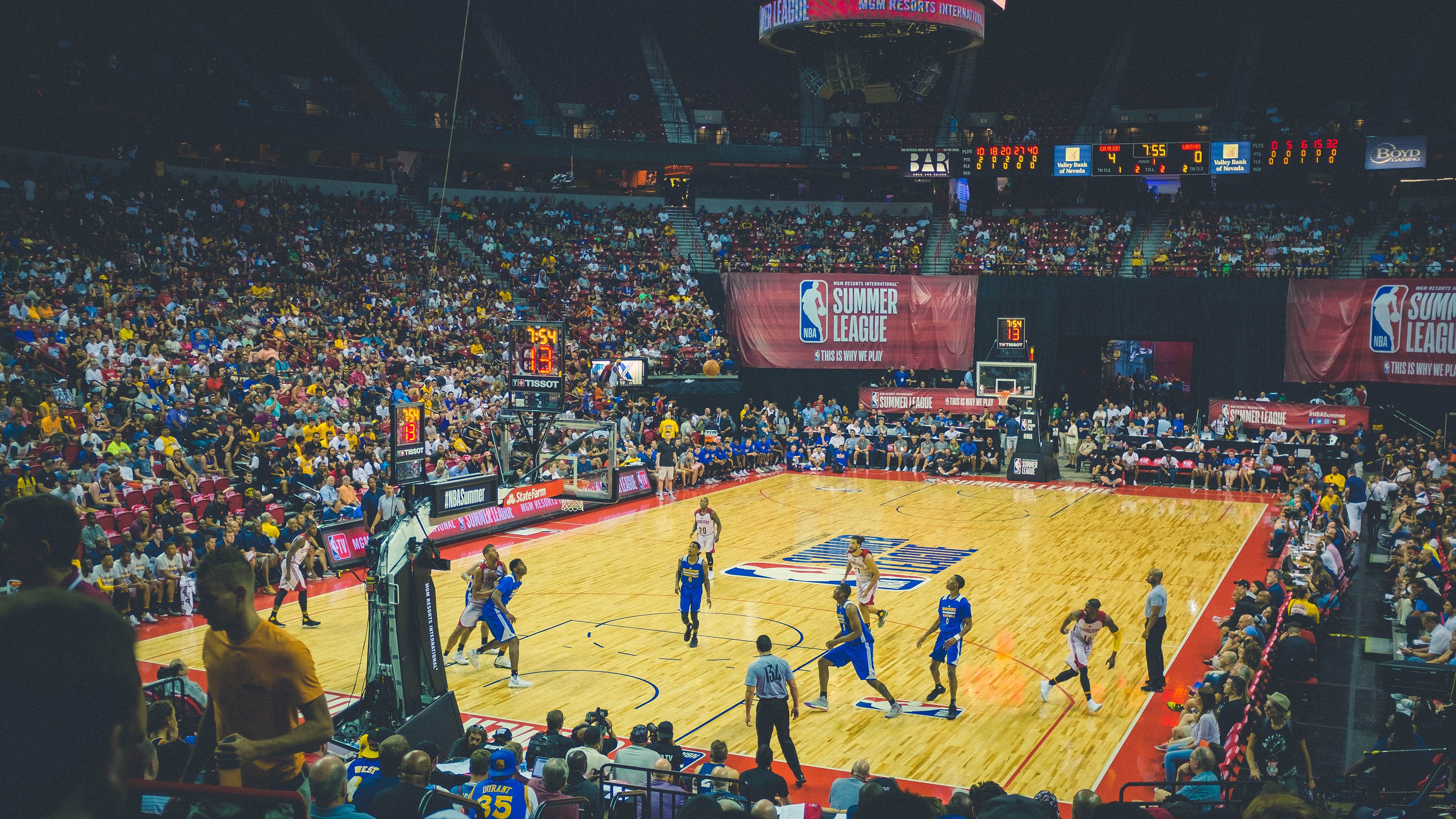 数据幽灵笼罩赛场,当雄鹿与步行者的对决成为库里的精神副本